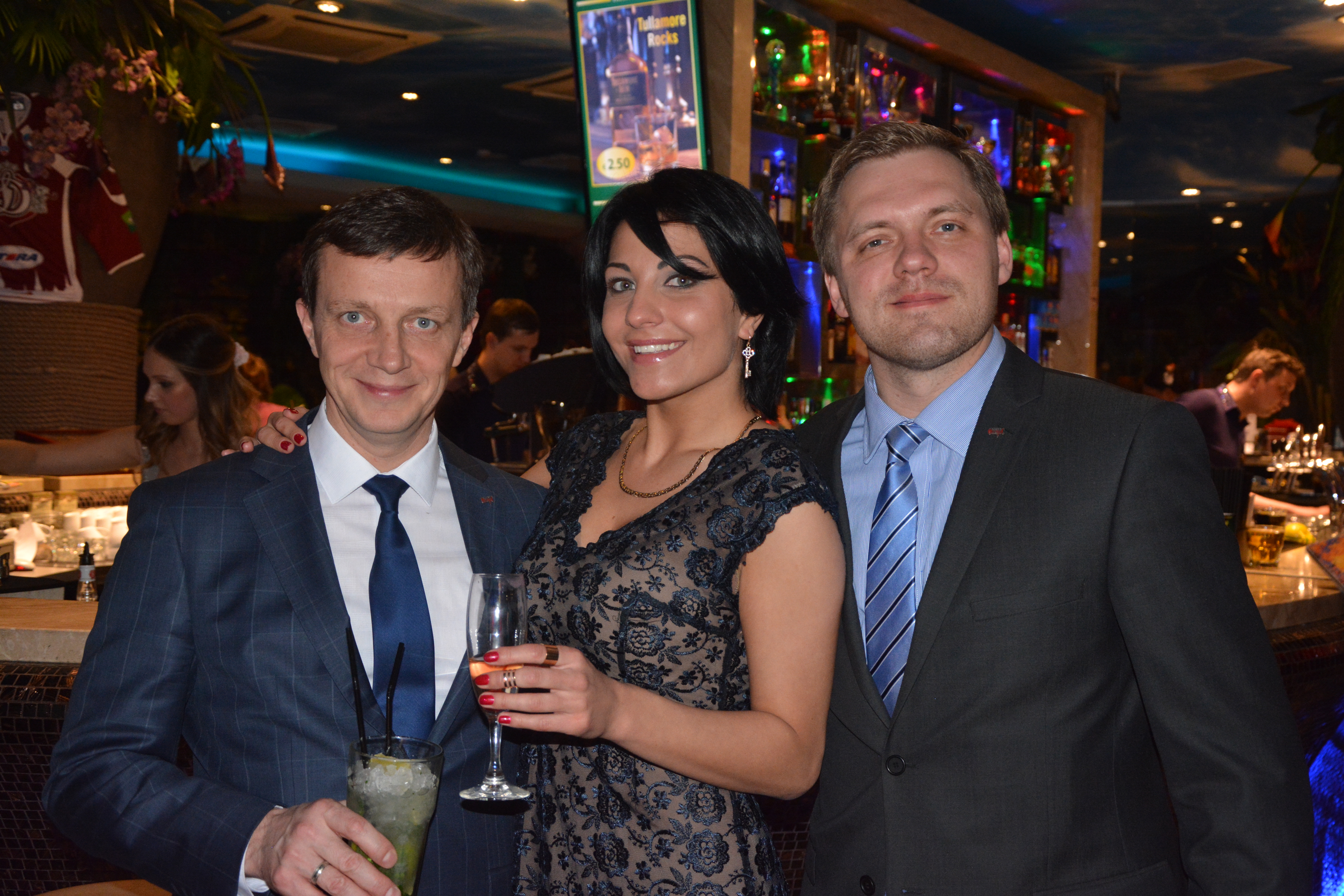 Марина Гранд в окружении мужчин