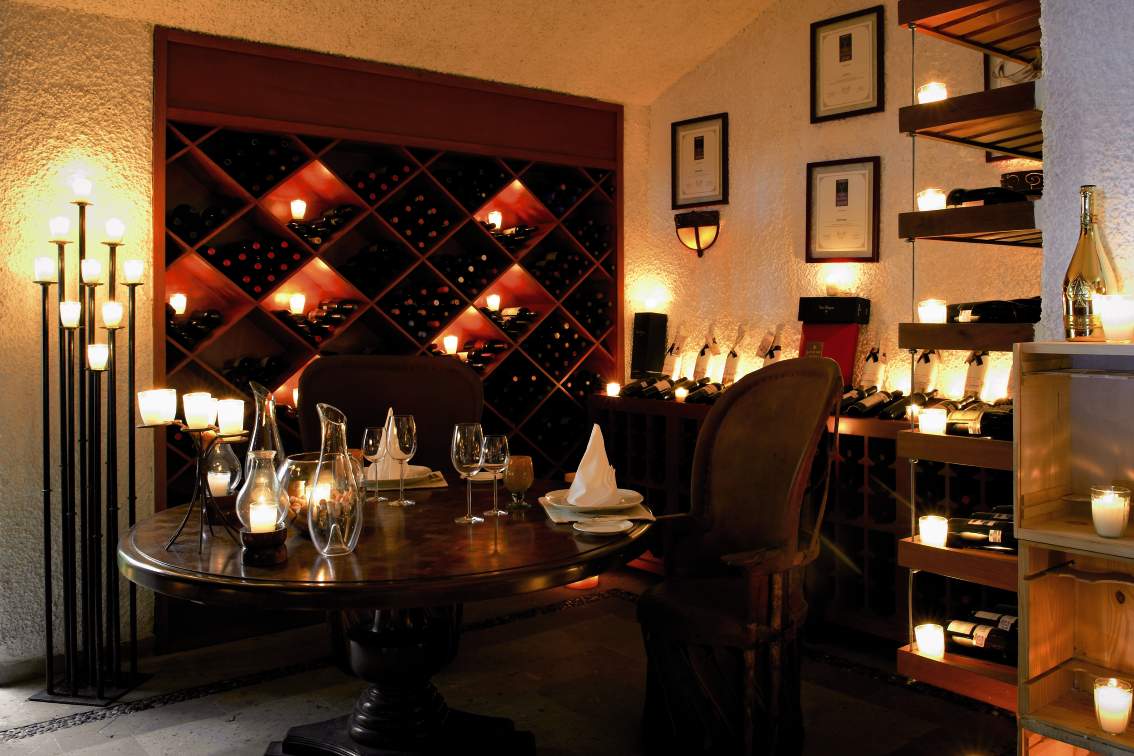 MAR-REST-DIN-WINE-CELLAR-001