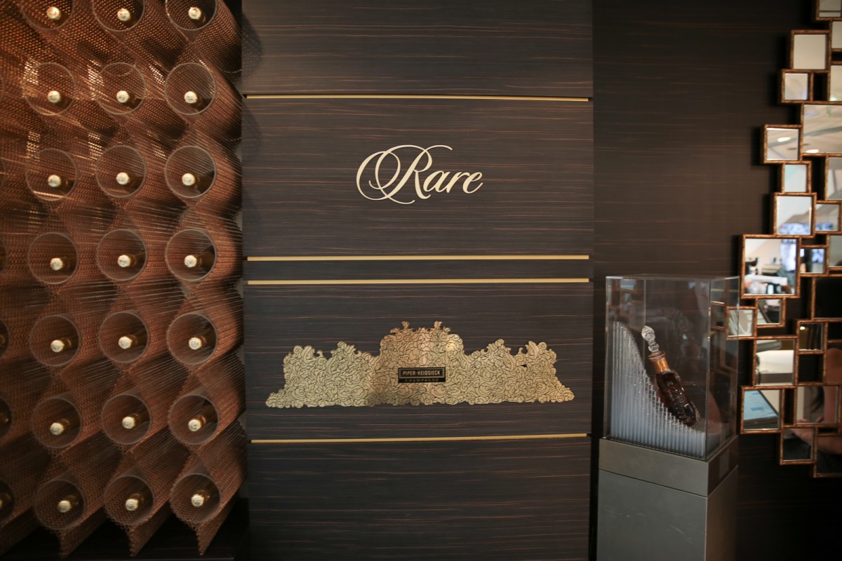 Rare wall JW Marriot lobby 1 @RomainMayoussierSayWho