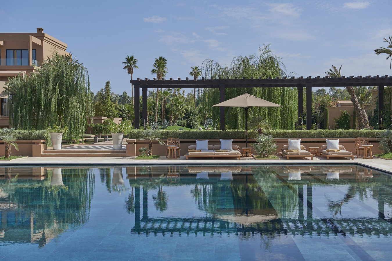 marrakech-hotel-swimming-pool-day