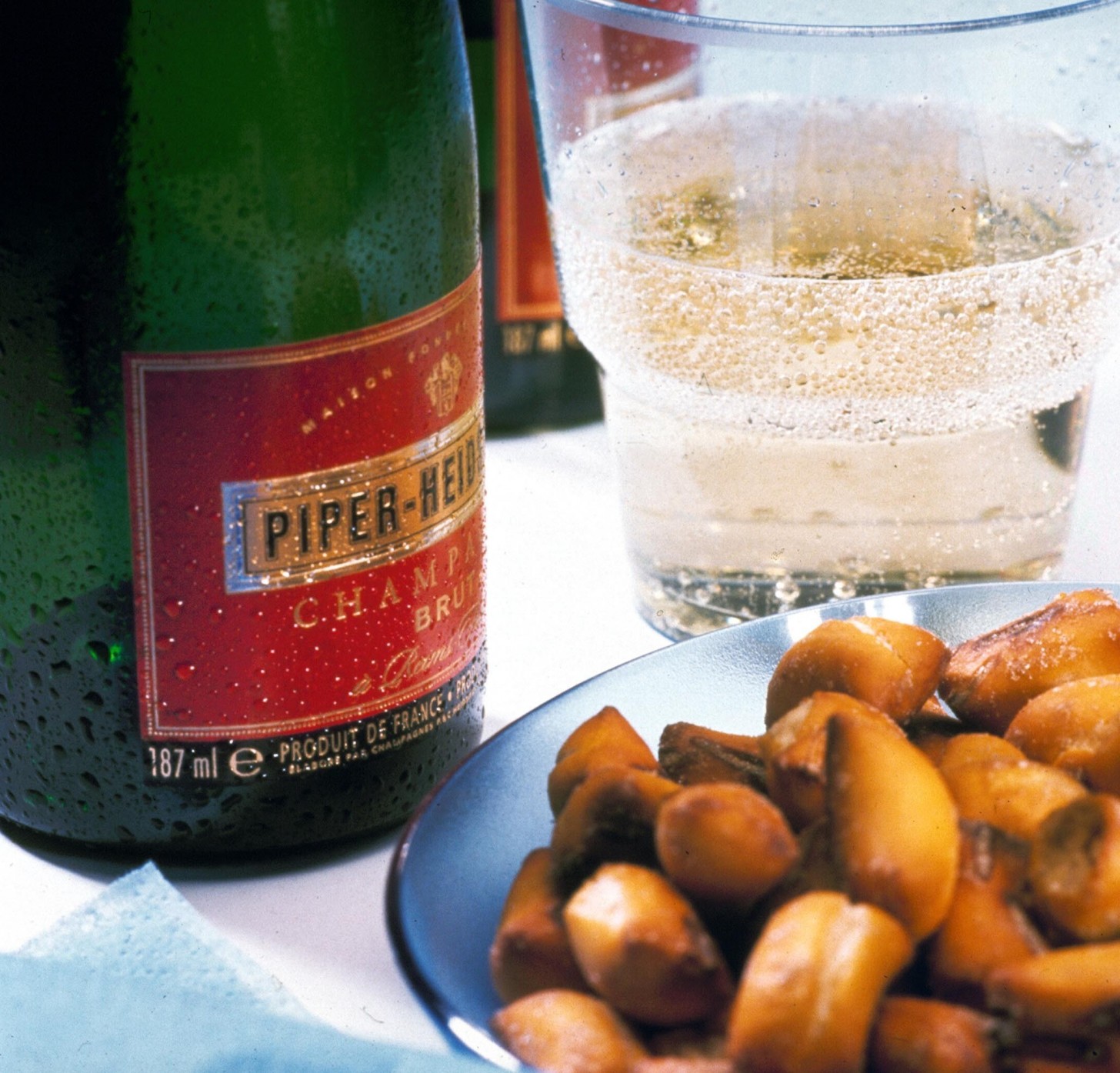 Club World meal with inflight Champagne (300 dpi)