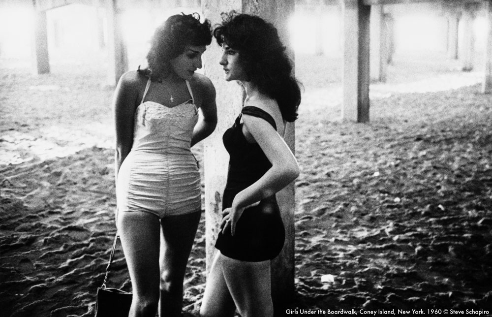 Steve Schapiro. Girls, Coney Island, New York, 1959
