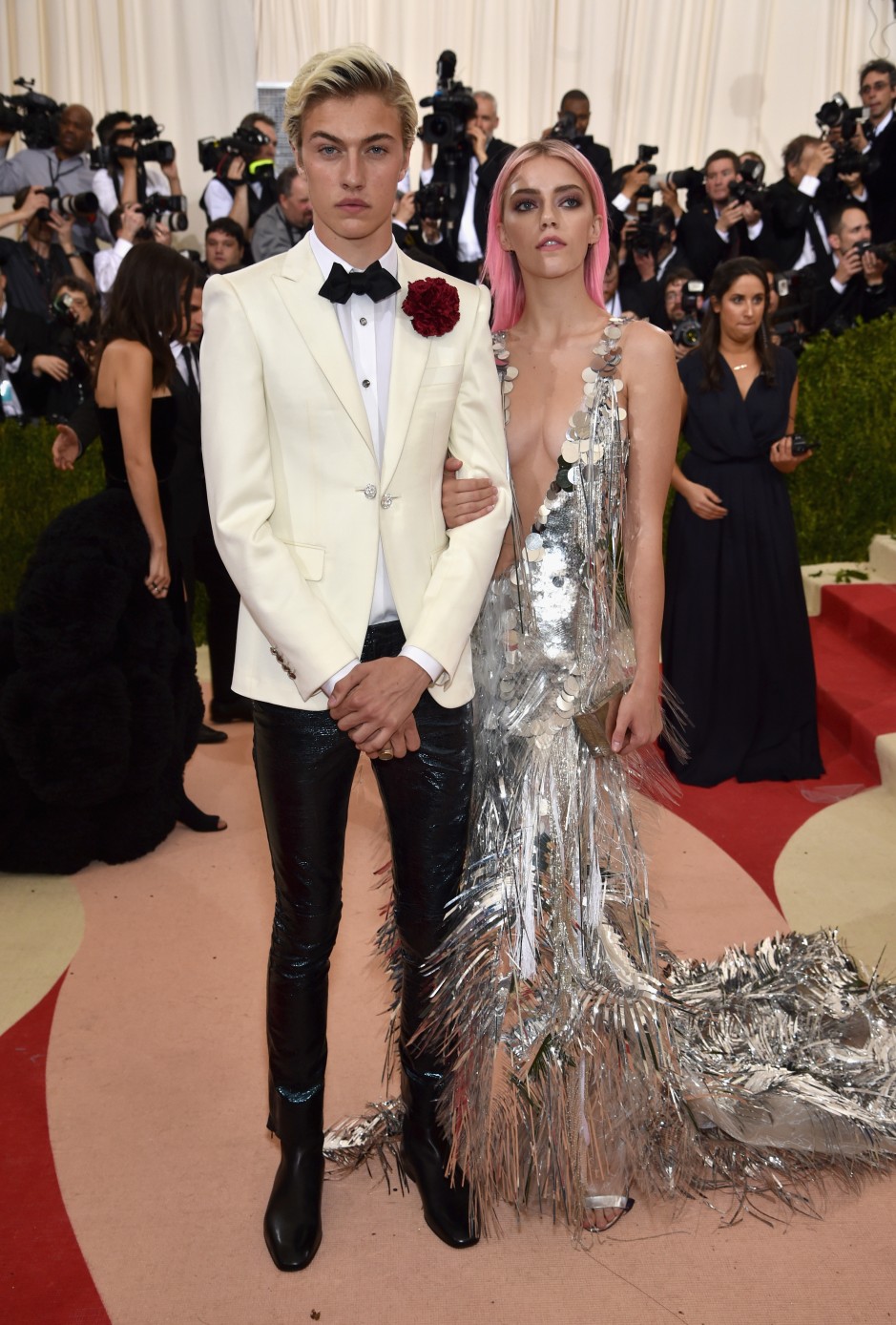 met-gala-2016-lucky-blue-and-pyper-smith-wearing-hm