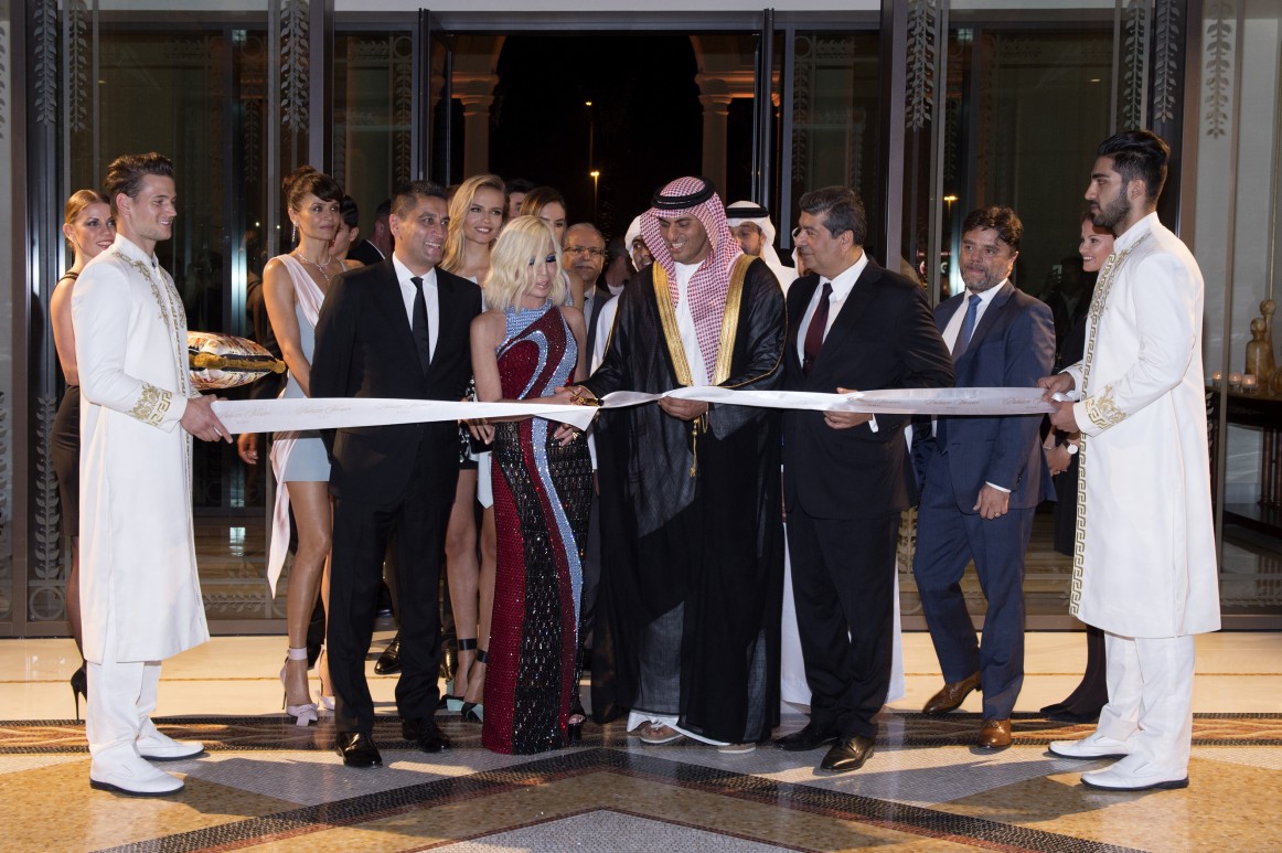 004_Helena Christensen;Jonathan Akeroyd;Natasha Poly;Donatella Versace;Sheikh Tariq Bin Faisal Al Qassimi;Raza Jafar_ALF_1271