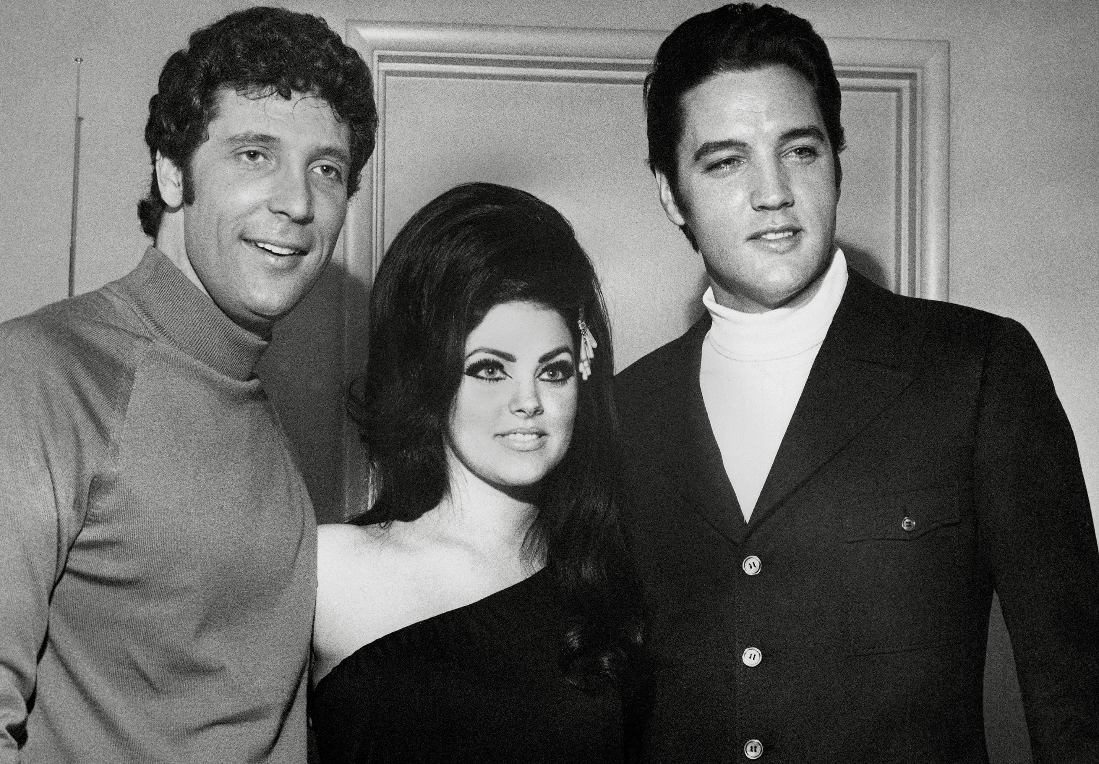 PMAGK9 Elvis Presley with his wife Priscilla Presley and singer Tom Jones, ...