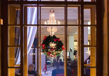 Новогодняя ночь в Питере: отель «Астория» и елка от Dior ждут вас