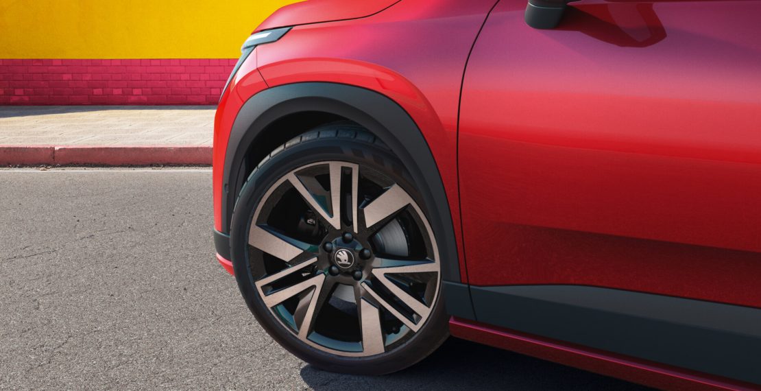 Šкода Epiq Sportline: новый электрический кроссовер с запасом хода до 440 км