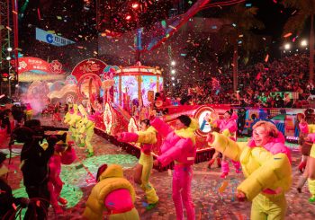 Гонконг приглашает встретить год Лошади на потрясающем ночном параде