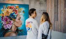 Женственность и красота: в AKROPOLE Alfa открыта выставка художницы Байбы Феоктистовой  «Портрет женственности»