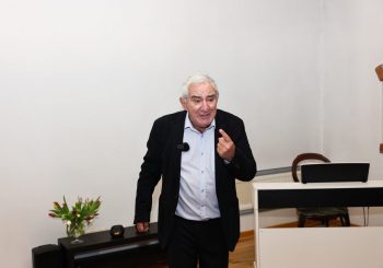 Как музыка и слово работают против усталости: в Риге стартуют «Дни Михаила Казиника»