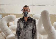 Робертс Балиньш исследует состояние ожидания в новой выставке «Тоска как кульминация»