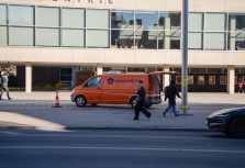 Жители Риги в недоумении, почему напротив «Mārtiņa Beķereja» стоит разгромленный фургон с булочками?