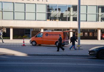 Жители Риги в недоумении, почему напротив «Mārtiņa Beķereja» стоит разгромленный фургон с булочками?