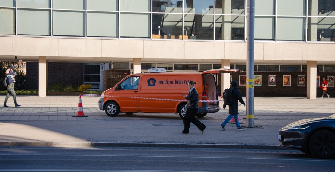 Жители Риги в недоумении, почему напротив «Mārtiņa Beķereja» стоит разгромленный фургон с булочками?