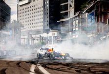 «Red Bull Showrun Village» приглашает познакомиться с техникой предстоящего шоу, попробовать себя в роли механика Формулы-1 и провести день всей семьей