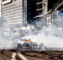 «Red Bull Showrun Village» приглашает познакомиться с техникой предстоящего шоу, попробовать себя в роли механика Формулы-1 и провести день всей семьей