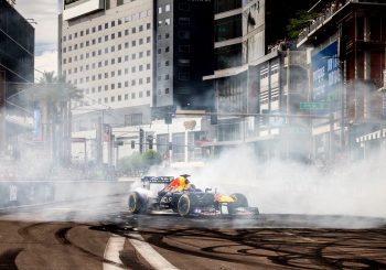 «Red Bull Showrun Village» приглашает познакомиться с техникой предстоящего шоу, попробовать себя в роли механика Формулы-1 и провести день всей семьей