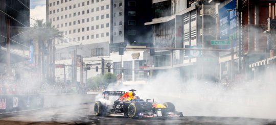 «Red Bull Showrun Village» приглашает познакомиться с техникой предстоящего шоу, попробовать себя в роли механика Формулы-1 и провести день всей семьей
