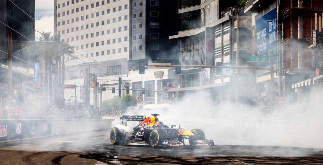 «Red Bull Showrun Village» приглашает познакомиться с техникой предстоящего шоу, попробовать себя в роли механика Формулы-1 и провести день всей семьей