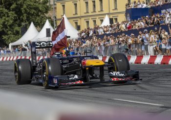 F-1, дрифт и ралли: Red Bull Showrun в Риге собрал тысячи зрителей