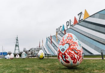 Молодые художники создали выставку крупноформатных пасхальных яиц около «Rīga Plaza»