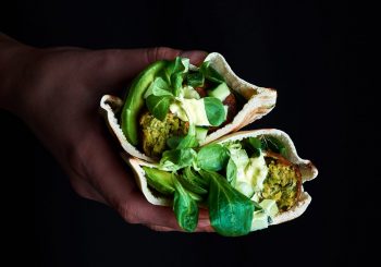 Куриный кебаб и вегетарианский фалафель по-домашнему