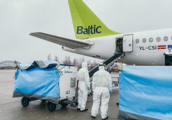 airBaltic доставила в Латвию маски для лица и респираторы