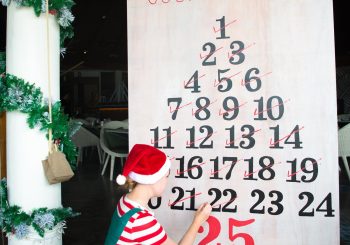 На мальдивском острове Мааду соорудили елку из бутылок шампанского