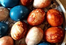 Краснокочанная капуста, куркума и другие натуральные продукты для покраски яиц на Пасху