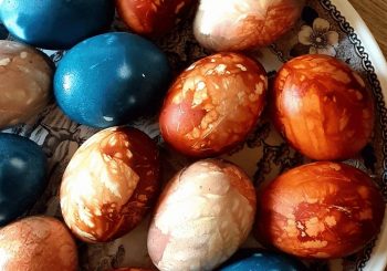 Краснокочанная капуста, куркума и другие натуральные продукты для покраски яиц на Пасху