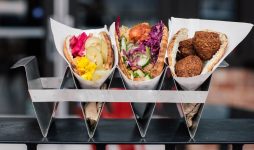 Большинство жителей Латвии на питание вне дома тратят до 50 евро в месяц