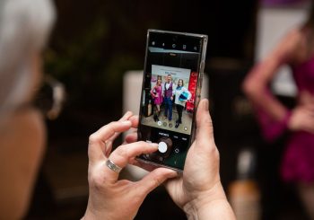 От созданных в Латвии дизайнерских наклеек для ногтей до антицеллюлитных леггинсов – на выставке “Baltic Beauty 2023”