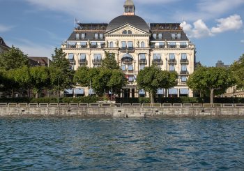 Pop-up ресторан на террасе La Réserve Eden au Lac Zurich с захватывающим видом на город, озеро и горы