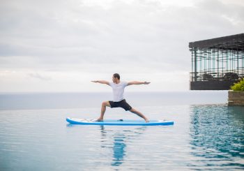 Обновление спа-меню в Alila Villas Uluwatu: SUP-йога в инфините-пуле на краю утеса и аэройога на закате