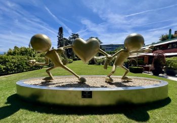 Современное искусство в парке отеля La Réserve Genève — Hotel and Spa