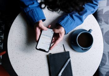 Смайлики, англицизмы и отсутствие знаков долготы — цифровые технологии изменили стиль письма 55% жителей Латвии