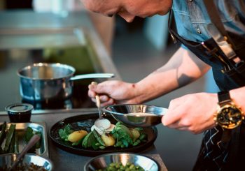 Рижане издадут крупнейшую в Балтии кулинарную книгу от ведущих шефов региона