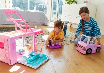 Игры с куклами позволяют детям развивать эмпатию и навыки социального взаимодействия