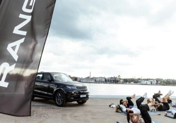 На набережной Riga Waterfront прошёл велнес-вечер с восхитительным видом на Даугаву