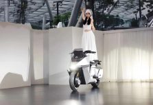 Первый в мире самобалансирующийся электрический мотоцикл выходит в серийное производство