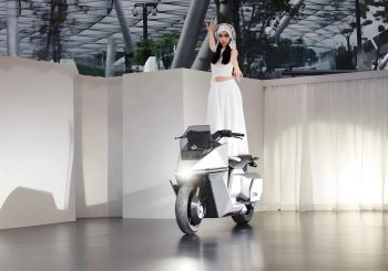 Первый в мире самобалансирующийся электрический мотоцикл выходит в серийное производство