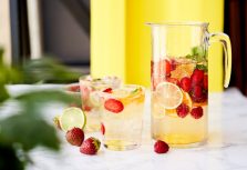 Легкие летние коктейли с фруктами и вином
