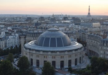 Стул как произведение искусства в Bourse de Commerce