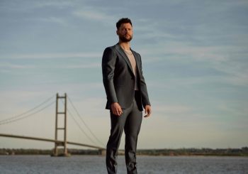 Летом в Юрмале выступит британский певец Калум Скотт