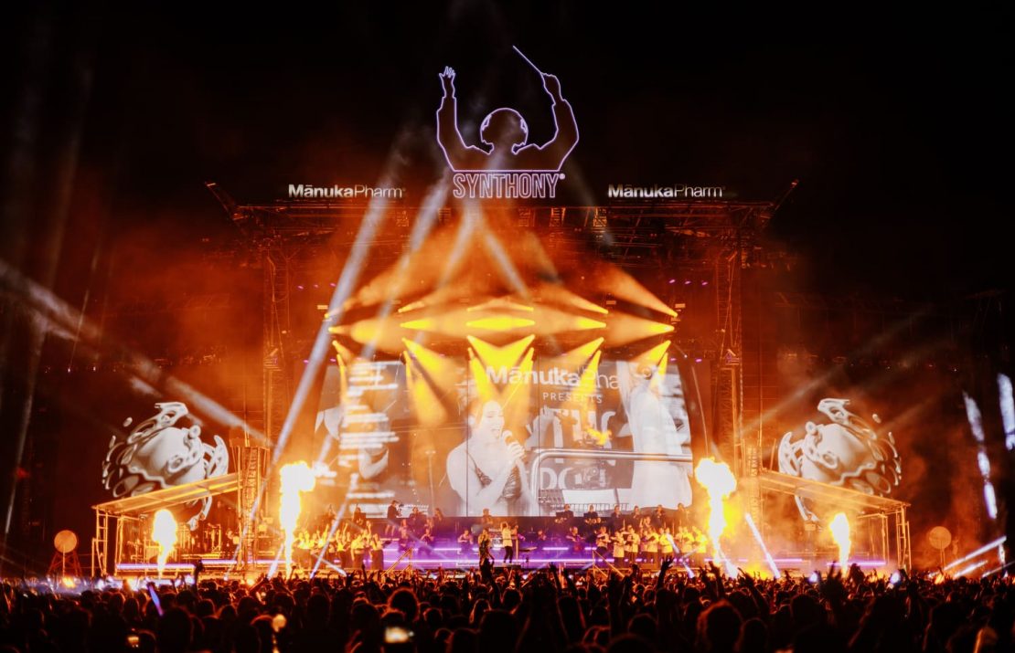 Впервые в Риге выступит популярный проект «Synthony»