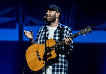 В Юрмале с аншлагом прошел концерт Семена Слепакова