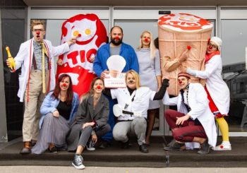 Концерт группы «Citi Zēni», выставка, мороженое: доктора-клоуны отмечают юбилей и приглашают всех на праздник