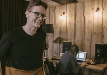 В ежедневной суматохе на одной зарядке: процесс создания нового альбома Эдаварди