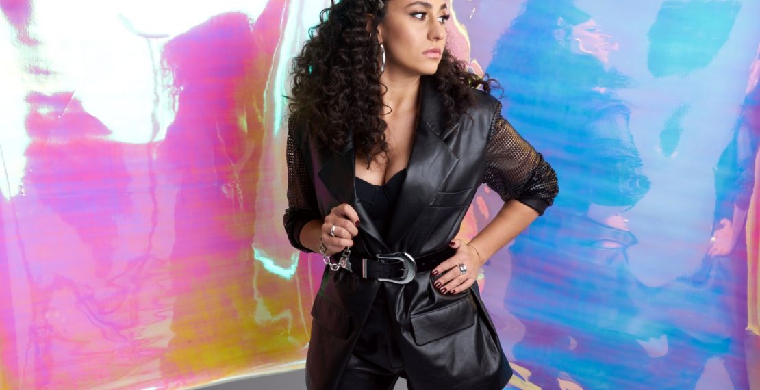 Музыка без границ: в Латвии впервые выступит уникальная певица Элиф Санчес