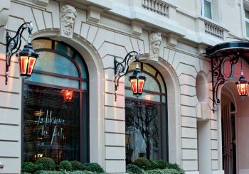Отель Le Royal Monceau Raffles приглашает на выставку художников